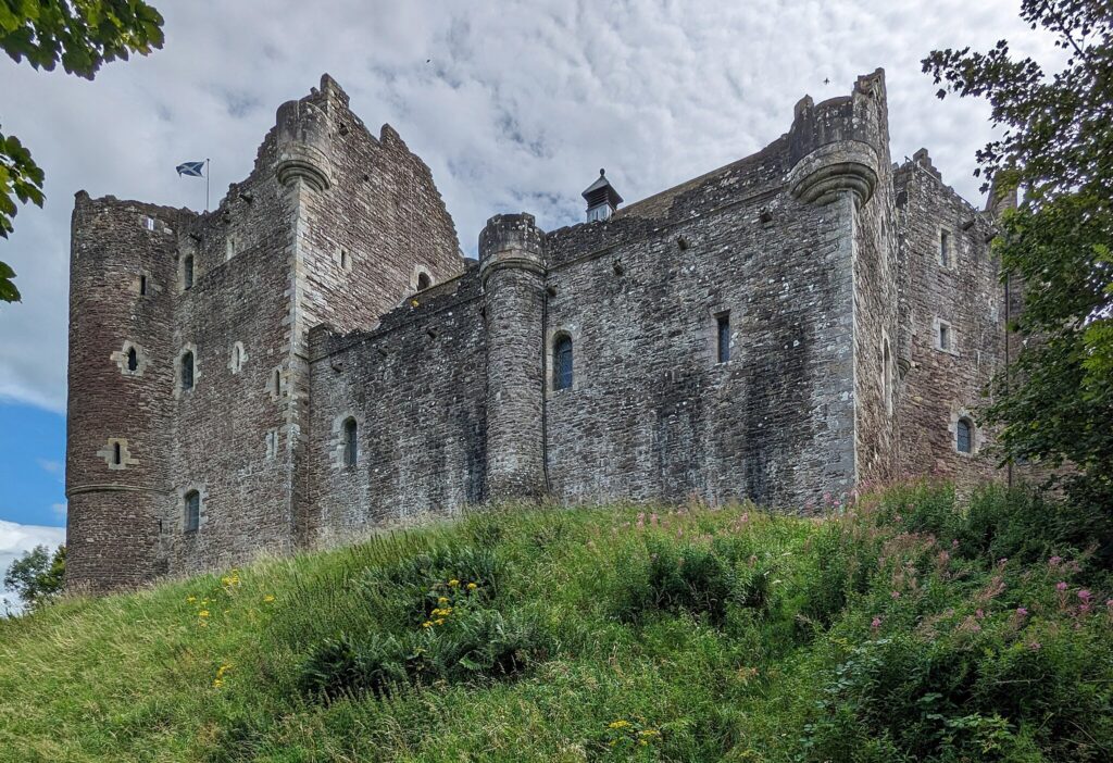 Castelo Doune na Escócia: Tudo sobre o real Castelo Leoch de Outlander - Foto de PaulT (Gunther Tschuch), CC BY-SA 4.0 , via Wikimedia Commons